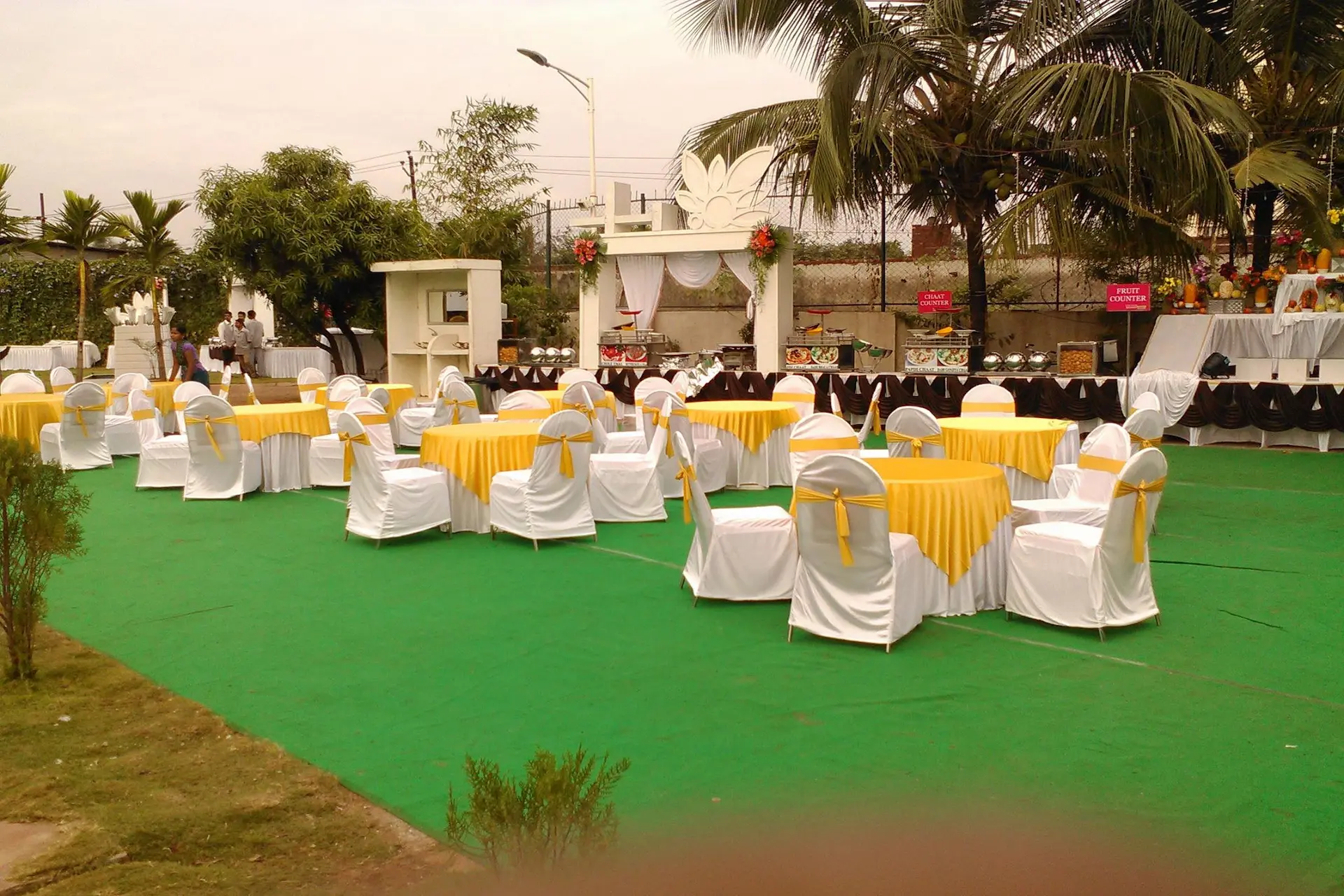 Velvet Garden and Lawn Dining Space
