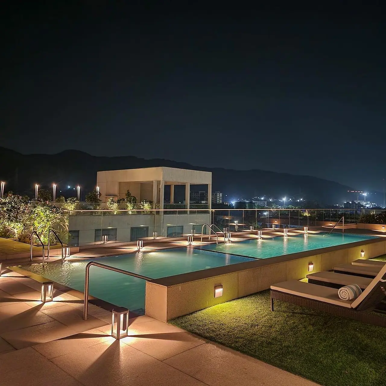 Outdoor Pool of Marriot Executive Apartments